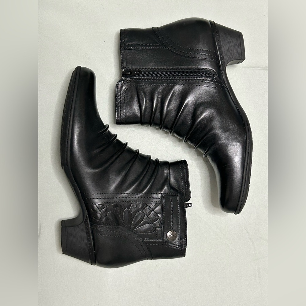 Rockport / Cobb Hill Black Abilene Ankle Booties with Floral Detail - 9.5M - Picture 3 of 8